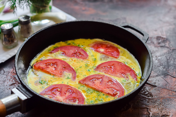 омлет с сыром помидорами и кабачками на сковороде рецепт фото 7